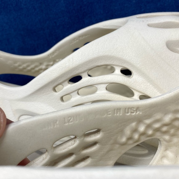 Size 12M - Adidas Yeezy Foam Rnnr Sand casual slip on slides pre owned - Picture 3 of 12